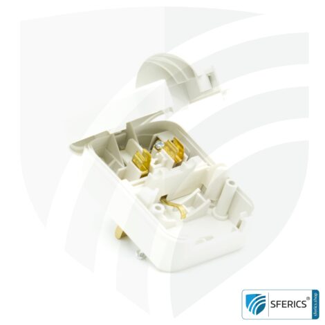 Adapter SCP3 Schuko Stecker Typ EF auf UK Stecker Typ G | mit hochwertiger Erdung und 13 Ampere Sicherung | Reiseadapter.