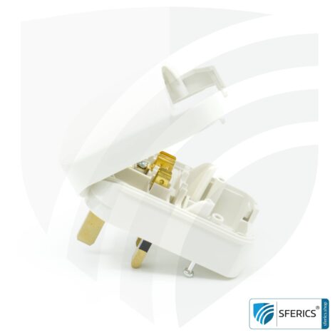 Adapter SCP3 Schuko Stecker Typ EF auf UK Stecker Typ G | mit hochwertiger Erdung und 13 Ampere Sicherung | Reiseadapter.