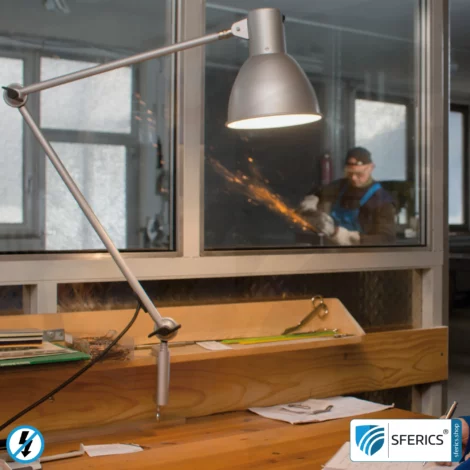 Geschirmte Lampe im Design SILBER | Schreibtischlampe für den hellen Arbeitplatz oder als geniale Werklampe | E27 Fassung
